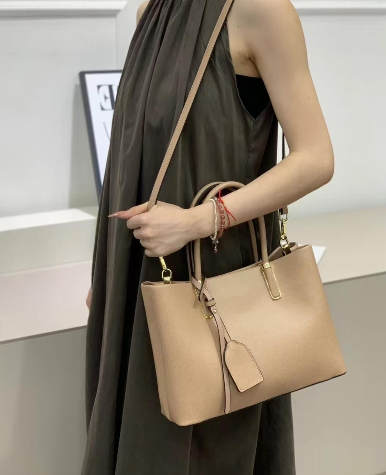 Chic Black Grained Leather Sat - Women Bags Prada 리뷰 및 가격