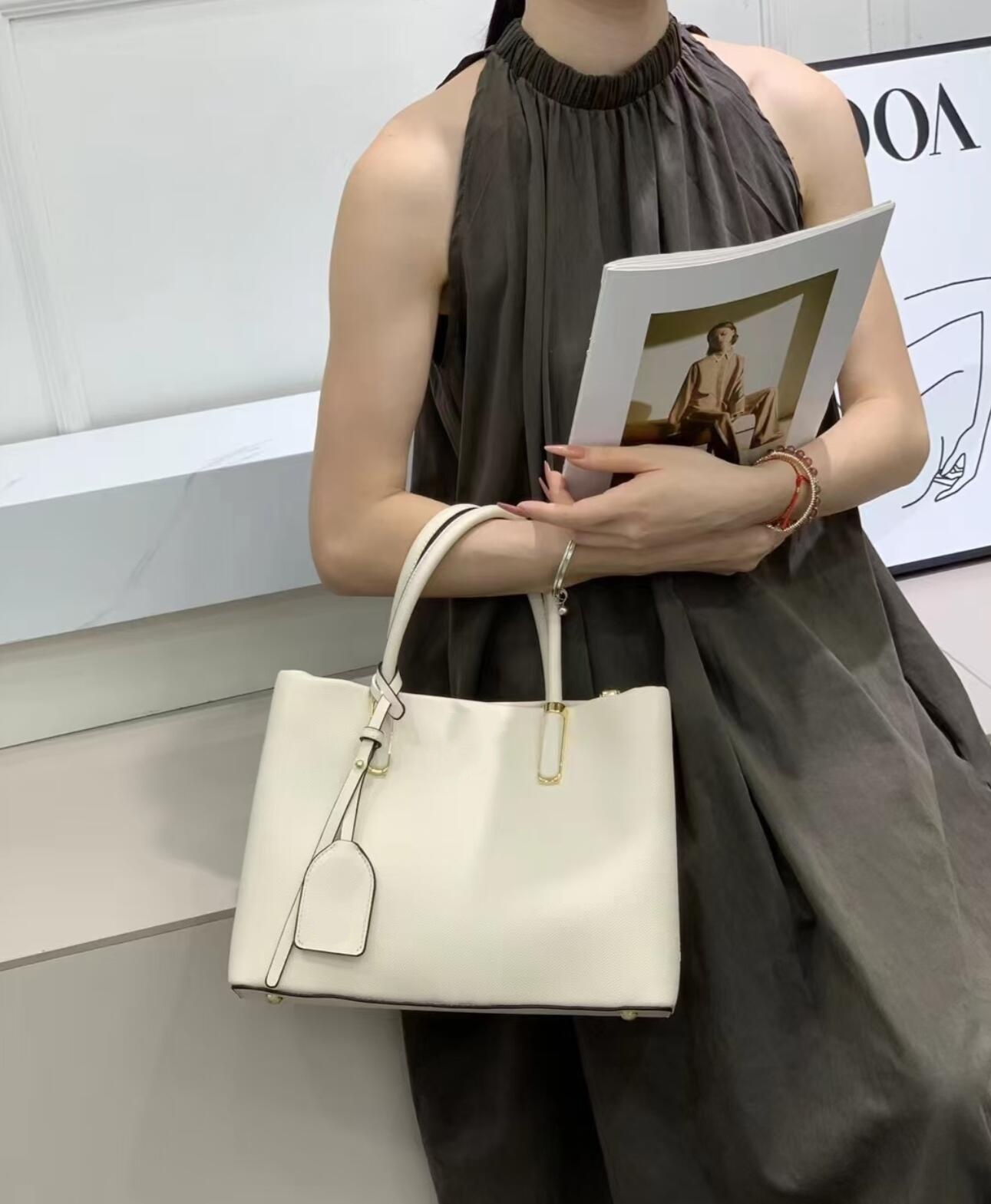 Chic Black Grained Leather Sat - Women Bags Prada 리뷰 및 가격