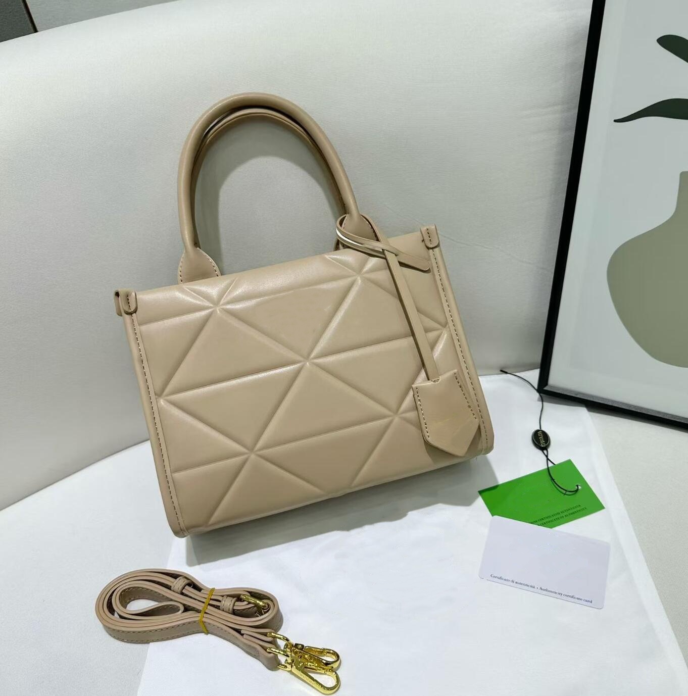 Black Grained Leather Top Hand - Women Bags Prada 리뷰 및 가격